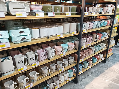 &ldquo;生活日用品、學(xué)習(xí)用品、小電子產(chǎn)品,地鐵口小商品店應(yīng)有盡有!&rdquo;